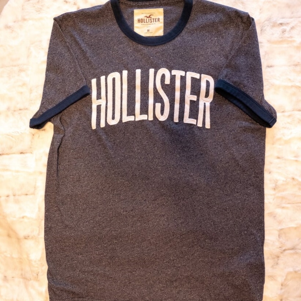 Hollister Tee Shirt - M